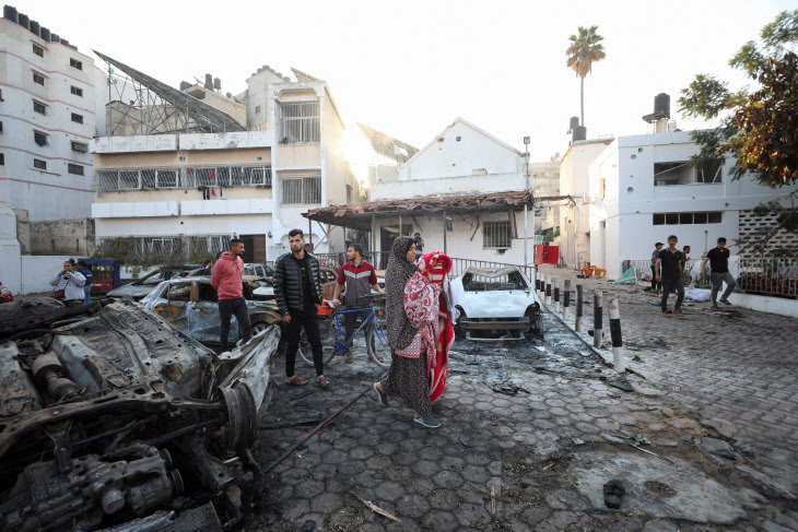 가자지구 병원 폭발 현장 살피는 사람들