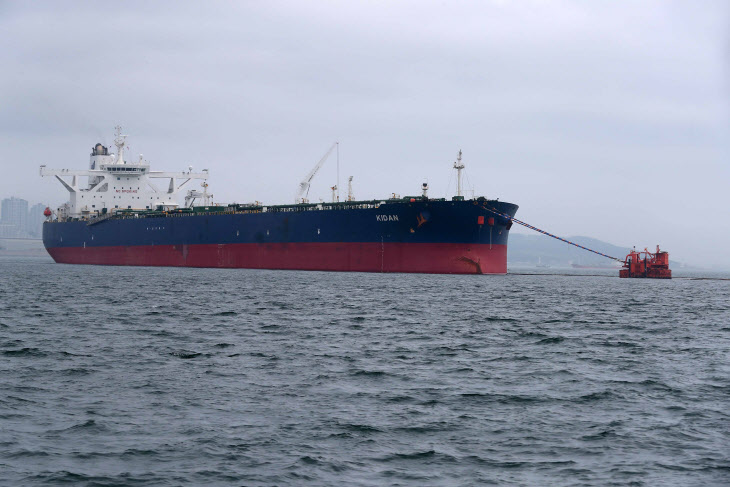 사우디산 원유를 실은 아람코의 선박이 한국으로 들어오고 있는