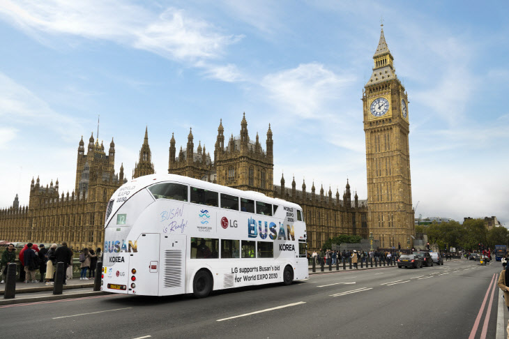 [사진1]'LG 엑스포 버스'가 영국 런
