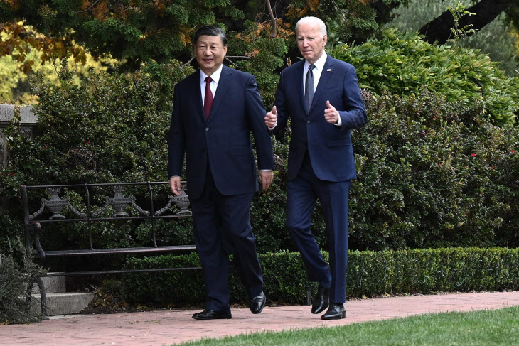 나란히 걷는 바이든과 시진핑