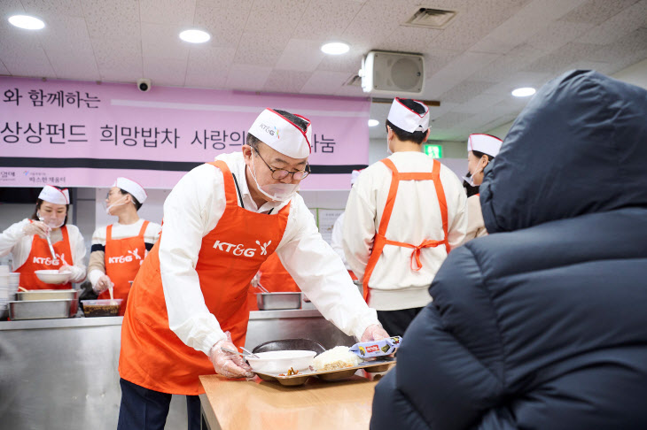(KT&G 보도사진2) KT&G, '사랑의 급식 나눔' 후원금 전달