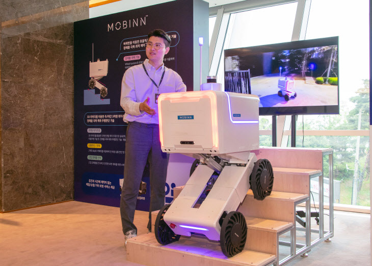 (사진 3) 라스트마일 배송 로봇 전문 기업 모빈 관계자가 배송