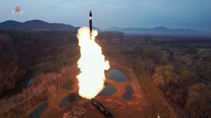 북한, 신형 중장거리 극초음속미사일 시험발사 성공