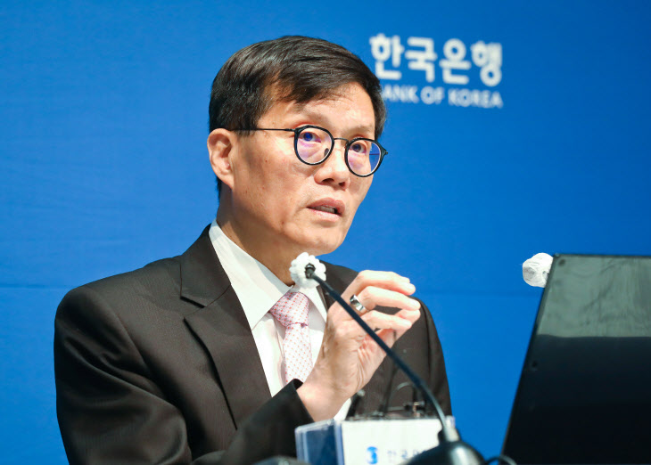 금융통화위원회 기자간담회서 발언하는 이창용 총재