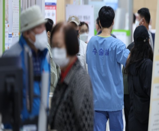 "5월부터 병원서 마스크 벗는다"… 코로나19 위기단계 '관심' 하향